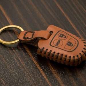 عکس دقیق جاسوئیچی چرمی خودرو دنا پلاس – کد CT-063 برای مشاهده