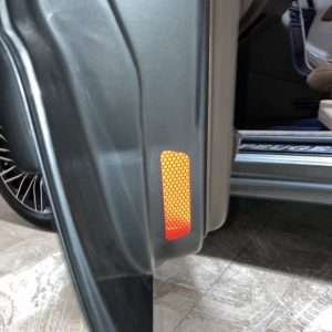 نمایی از برچسب هشدار باز بودن درب خودرو رفلکتر مدل R7YL90 – بسته ۴ عددی