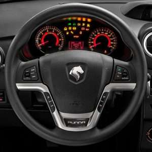 نمایی از آرم وسط غربیلک فرمان وارون P-139 مناسب برای رانا