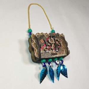 عکس دقیق آویز ماشین چوبی قرآن، نماد ایمان و زیبایی خودرو برای مشاهده