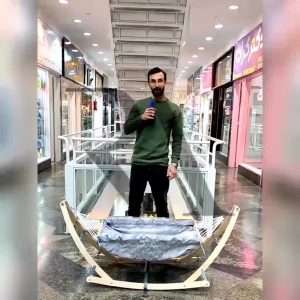 نمایی از گهواره سنتی ننوئی با توری پشه بند و چوبی، راحتی و امنیت نوزاد