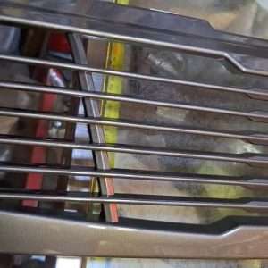 جلو پنجره اسپرت پراید صبا 131 مدل هفت خط سفید و نوک مدادی