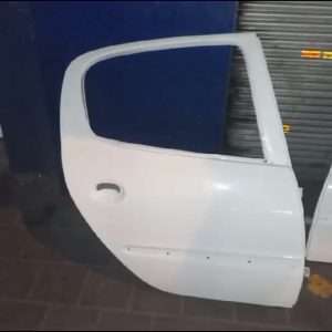 درب 206 و رانا اصلی ایساکو در تمامی سمت ها به همراه رنگ کوره ای درجه یک درحد فابریک مطابق با رنگ دقیق اتومبیل شما